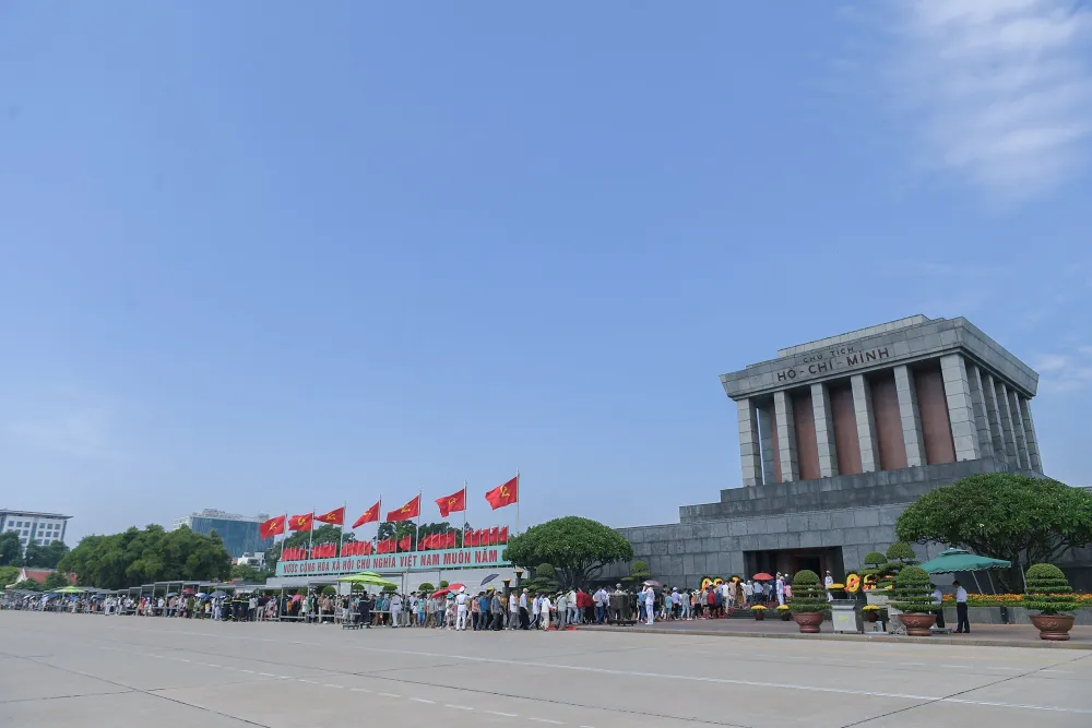 Sáng 2-9, hàng nghìn người dân trong và ngoài nước đã đổ về thăm Lăng Chủ tịch Hồ Chí Minh, quận Ba Đình, Hà Nội.