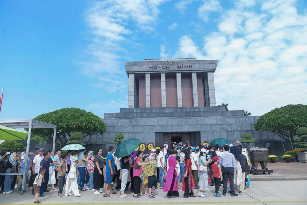 Người dân từ mọi miền của Tổ quốc vào Lăng viếng Bác, bày tỏ lòng biết ơn sâu nặng đối với vị Lãnh tụ vĩ đại của dân tộc.