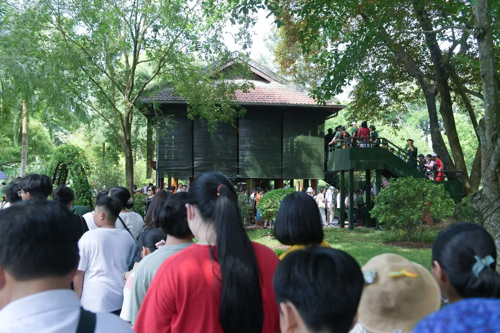 Ngoài viếng Lăng, người dân còn đến thăm nơi ở và làm việc, ao cá Bác Hồ...