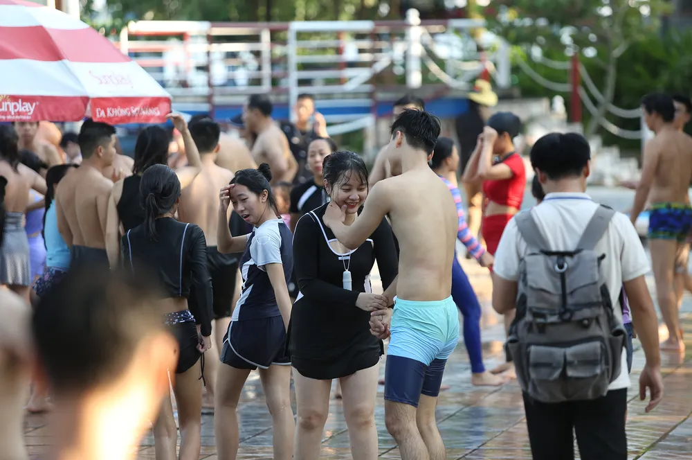 Đợt nghỉ này bao gồm hai ngày nghỉ lễ Quốc khánh, một ngày nghỉ hằng tuần và một ngày nghỉ bù ngày nghỉ hằng tuần theo quy định của Bộ luật Lao động. Đợt nghỉ này bao gồm hai ngày nghỉ lễ Quốc khánh, một ngày nghỉ hằng tuần và một ngày nghỉ bù ngày nghỉ hằng tuần theo quy định của Bộ luật Lao động.
