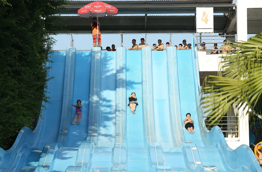 Đại diện truyền thông công viên nước Hồ Tây cho hay, vào dịp này, công viên này đón từ 6.000 đến 8.000 lượt khách mỗi ngày. Đại diện truyền thông công viên nước Hồ Tây cho hay, vào dịp này, công viên này đón từ 6.000 đến 8.000 lượt khách mỗi ngày.