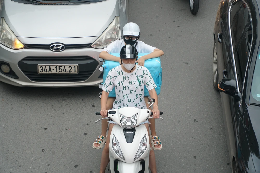 Một phương tiện xe mắc kẹt giữa "vòng vây" của những chiếc ô tô trên đường Hồ Tùng Mậu.