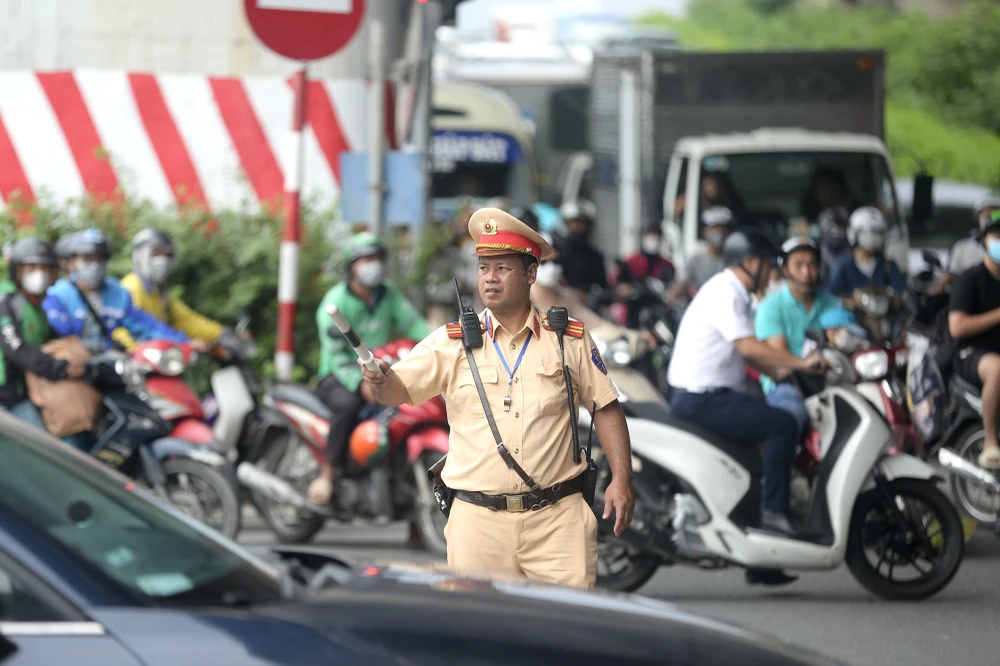 Lực lượng CSGT được bố trí ở nhiều nơi để phân luồng, hướng dẫn người tham gia giao thông.