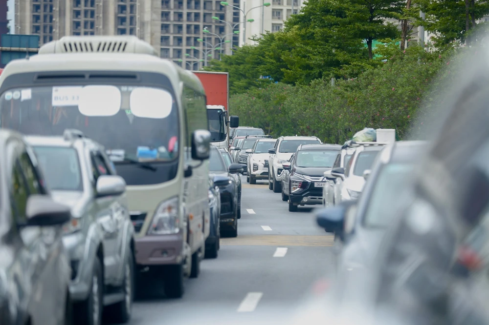 Khu vực đầu cao tốc Pháp Vân -Cầu Giẽ hàng ô tô nối đuôi nhau hướng về nội đô.