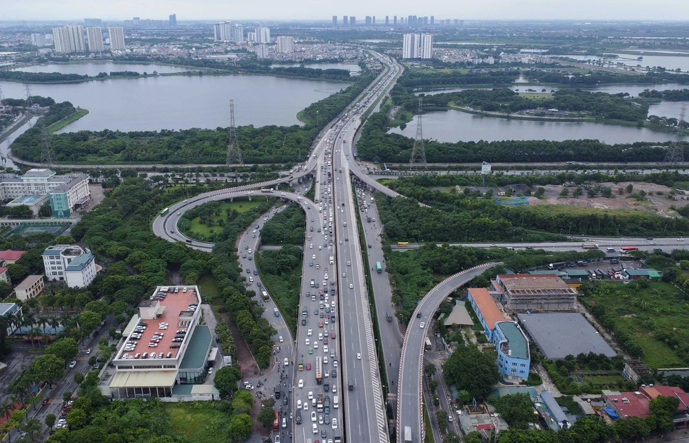 Sáng ngày 5-9, là ngày đầu tiên đi làm sau kỳ nghỉ lễ Quốc khánh 2-9, hôm nay cũng là ngày khai giảng năm học mới khiến cho nhiều tuyến đường ở Hà Nội trở nên ùn tắc kéo dài.