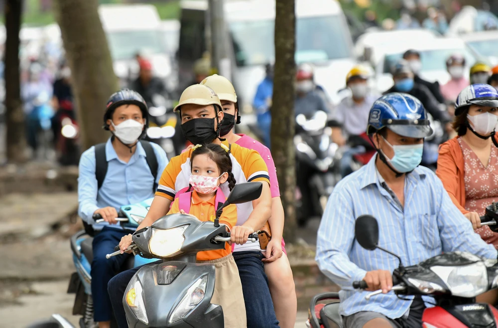 Sáng nay, hòa chung với không khí của cả nước, ngay từ sáng sớm các bậc phụ huynh đã đưa con em của mình đi dự lễ khai giảng.