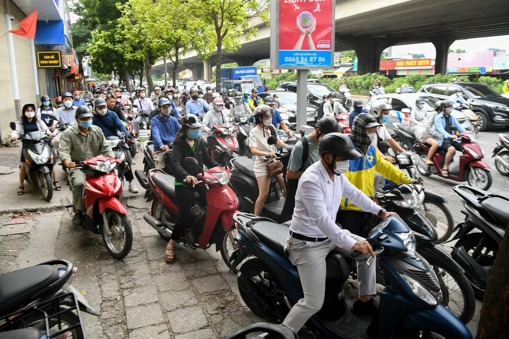 Tại khu vực Phạm Hùng - Khuất Duy Tiến, nhiều phương tiện di chuyển lên vỉa hè để mong thoát khỏi cảnh ùn tắc.