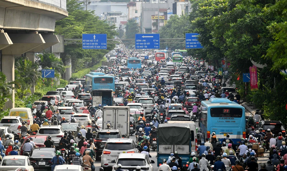 Cạnh đó là tuyến đường Nguyễn Trãi nhiều phương tiện di chuyển từng chút một.