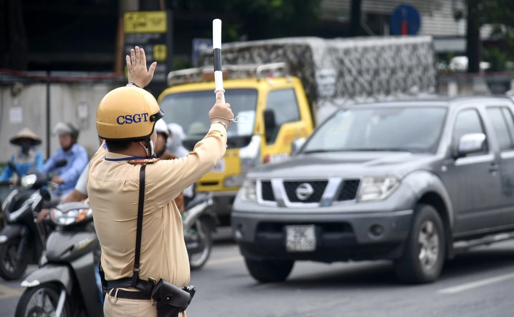 Người dân chấp hành, thay đổi lộ trình di chuyển phù hợp. Ảnh: PHI HÙNG