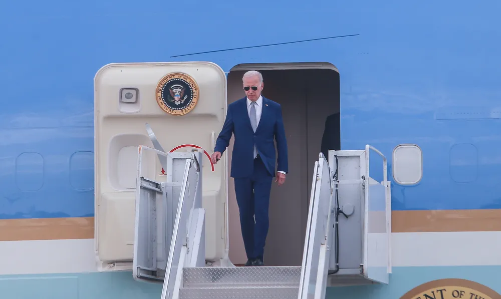 Tổng thống Mỹ Joe Biden bước ra từ chuyên cơ Không lực 1. Tổng thống Mỹ Joe Biden bước ra từ chuyên cơ Không lực 1.