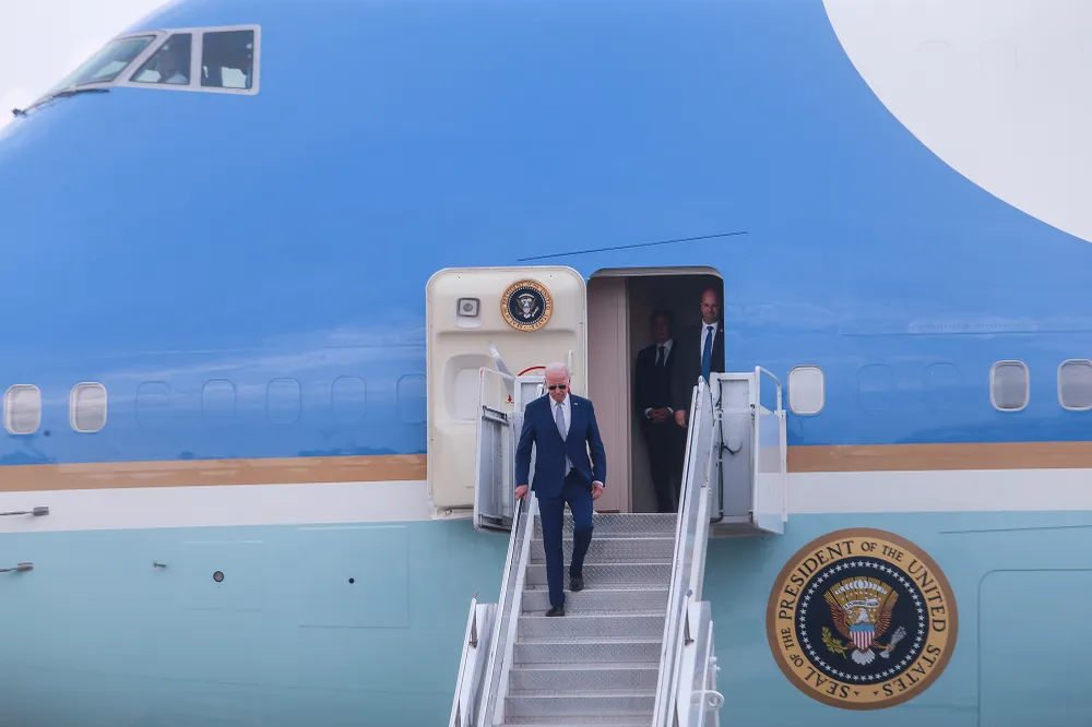 Chuyến thăm Việt Nam của Tổng thống Biden có ý nghĩa đặc biệt, diễn ra trong bối cảnh Việt Nam - Mỹ kỷ niệm 10 năm xác lập quan hệ Đối tác toàn diện (2013-2023) đánh dấu lần đầu tiên cả Tổng thống và Phó Tổng thống Mỹ thăm Việt Nam trong một nhiệm kỳ. Chuyến thăm Việt Nam của Tổng thống Biden có ý nghĩa đặc biệt, diễn ra trong bối cảnh Việt Nam - Mỹ kỷ niệm 10 năm xác lập quan hệ Đối tác toàn diện (2013-2023) đánh dấu lần đầu tiên cả Tổng thống và Phó Tổng thống Mỹ thăm Việt Nam trong một nhiệm kỳ.