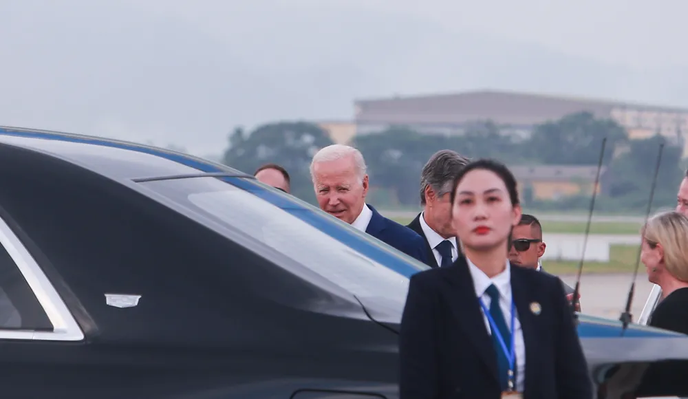 Hình ảnh Tổng thống Mỹ Joe Biden nở nụ cười trước khi lên xe riêng để cùng đoàn tháp tùng đến Phủ Chủ tịch, nơi diễn ra Lễ đón chính thức do Tổng Bí thư Nguyễn Phú Trọng chủ trì. Hình ảnh Tổng thống Mỹ Joe Biden nở nụ cười trước khi lên xe riêng để cùng đoàn tháp tùng đến Phủ Chủ tịch, nơi diễn ra Lễ đón chính thức do Tổng Bí thư Nguyễn Phú Trọng chủ trì.