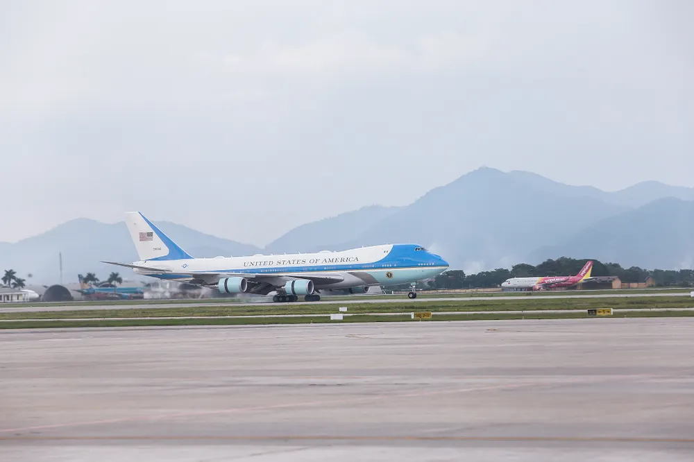 Khoảng gần 16 giờ chiều nay, máy bay chở Tổng thống Mỹ Joe Biden đã hạ cánh tại sân bay quốc tế Nội bài, Hà Nội, bắt đầu chuyến thăm cấp Nhà nước tới Việt Nam từ ngày 10 đến ngày 11-9 theo lời mời của Tổng Bí thư Nguyễn Phú Trọng. Khoảng gần 16 giờ chiều nay, máy bay chở Tổng thống Mỹ Joe Biden đã hạ cánh tại sân bay quốc tế Nội bài, Hà Nội, bắt đầu chuyến thăm cấp Nhà nước tới Việt Nam từ ngày 10 đến ngày 11-9 theo lời mời của Tổng Bí thư Nguyễn Phú Trọng.