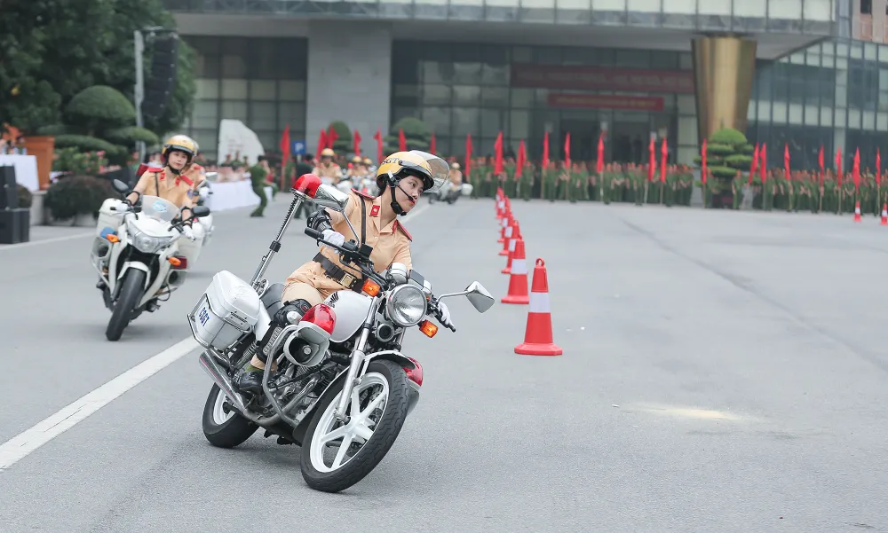 Để có thể điều khiển được xe phân khối lớn một cách thuần thục, các nữ sinh cảnh sát phải trải qua quá trình đào tạo và tập luyện vất vả.