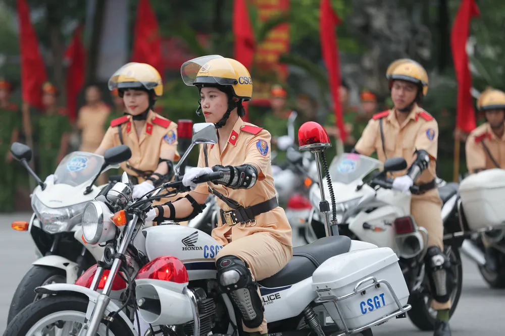 Chiếc xe đặc chủng được các nữ học viên Học viện CSND vận hành thuần thục và uyển chuyển qua các bài biểu diễn đòi hỏi kỹ năng điêu luyện.