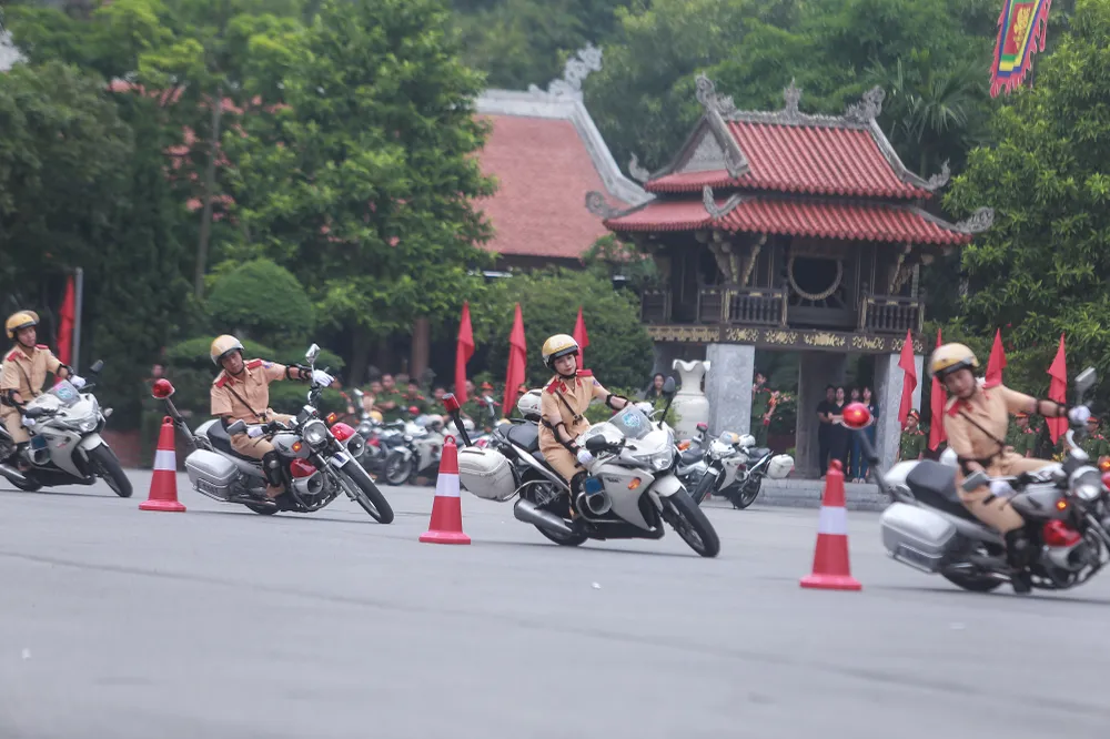 Điểm nhấn của lễ khai giảng năm học mới là màn trình diễn điều khiển mô tô phân khối lớn của các học viên Học viện CSND.