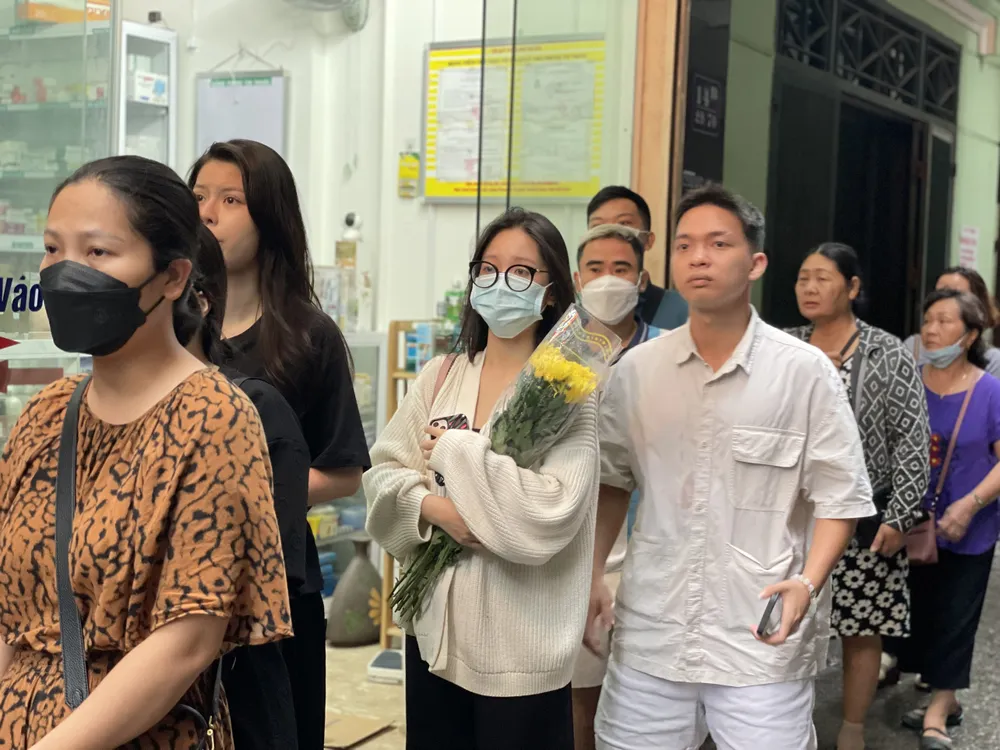 nguoi-dan-den-thap-huong-cho-cac-nan-nhan-chay (1).jpg