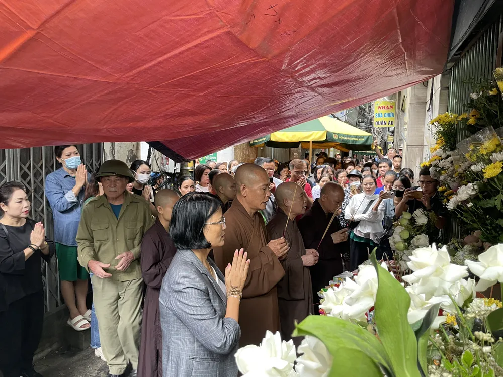 nguoi-dan-den-thap-huong-cho-cac-nan-nhan-chay (12).jpg