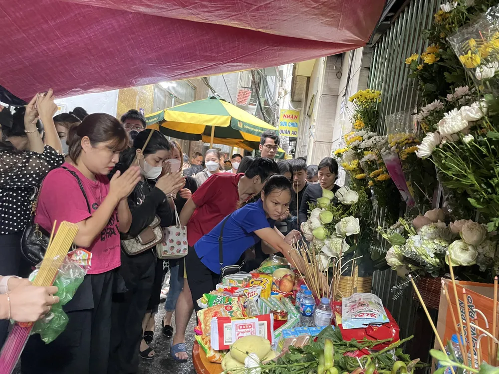 nguoi-dan-den-thap-huong-cho-cac-nan-nhan-chay (2).jpg