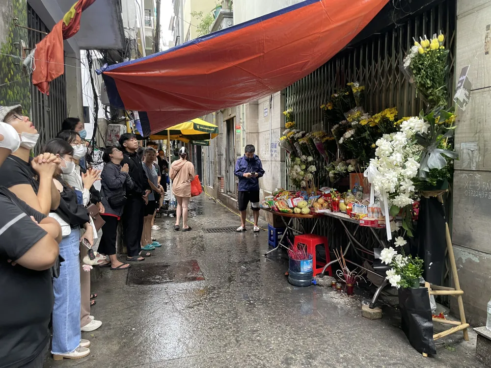 nguoi-dan-den-thap-huong-cho-cac-nan-nhan-chay (4).jpg