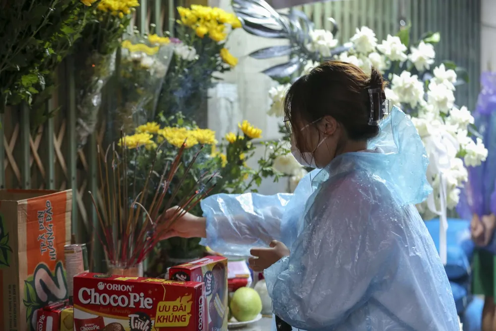 nguoi-dan-den-thap-huong-cho-cac-nan-nhan-chay (6).jpg