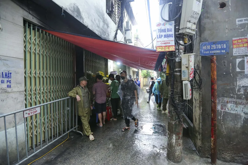 nguoi-dan-den-thap-huong-cho-cac-nan-nhan-chay (7).jpg