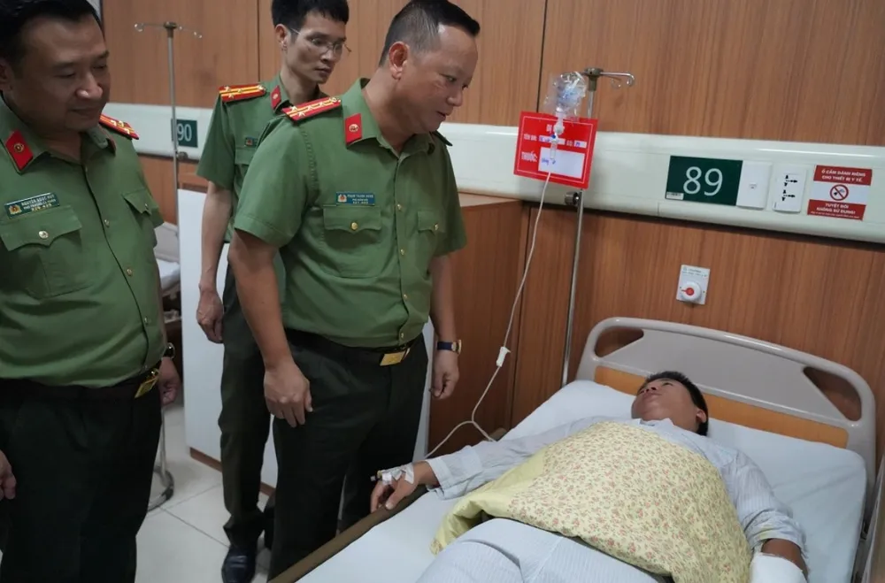 Đại tá Phạm Thanh Hùng, Phó Giám đốc Công an TP Hà Nội hỏi tình hình sức khỏe Đại úy Hà Việt Anh. Ảnh CA Screenshot 2023-09-16 143935.jpg
