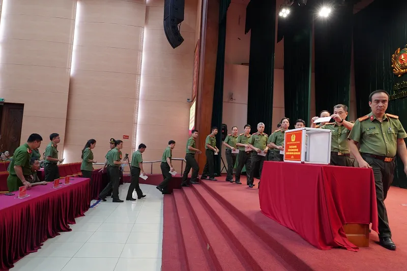 Cán bộ chiến sĩ Công an thành phố chung tay ủng hộ các nạn nhân trong vụ hỏa hoạn. Ảnh CA 9_2023 230.jpg