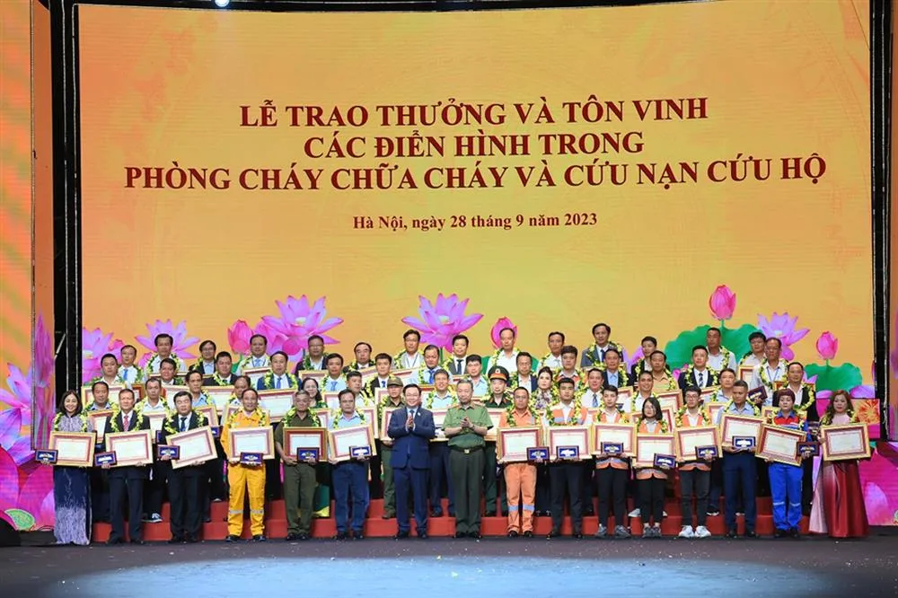 Chủ tịch Quốc hội Vương Đình Huệ và Bộ trưởng Tô Lâm trao Bằng khen của Bộ Công an cùng Kỷ niệm chương tặng 120 tập thể, cá nhân có thành tích xuất sắc trong công tác PCCC&CNCH. Ảnh: BCA atx_4509.jpg