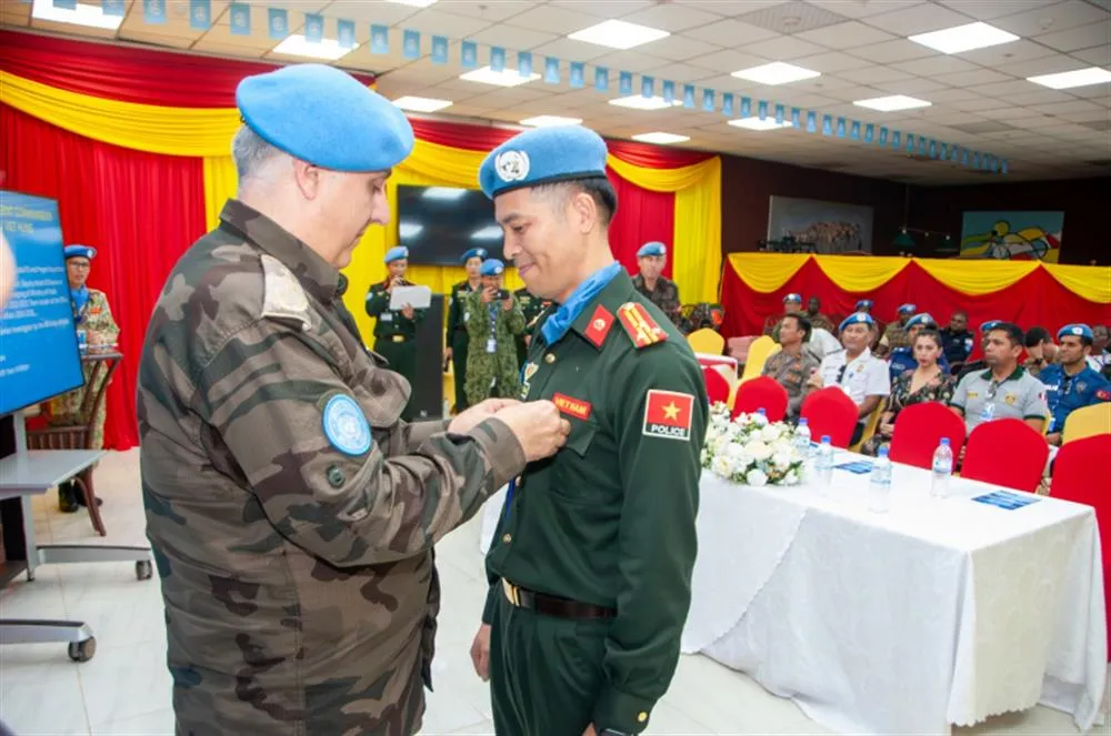 Lãnh đạo Phái bộ trao Huy chương Gìn giữ hòa bình Liên Hợp Quốc và chứng nhận của lãnh đạo Phái bộ tặng các sĩ quan Công an nhân dân Việt Nam. Ảnh BCA vietnam_medal_pining_84-1696517767123.jpg