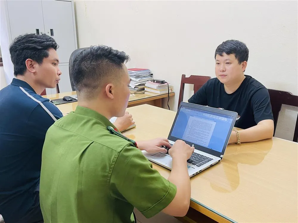Phạm Viết Trung tại Cơ quan điều tra. Ảnh: CA doi tương trung.jpg