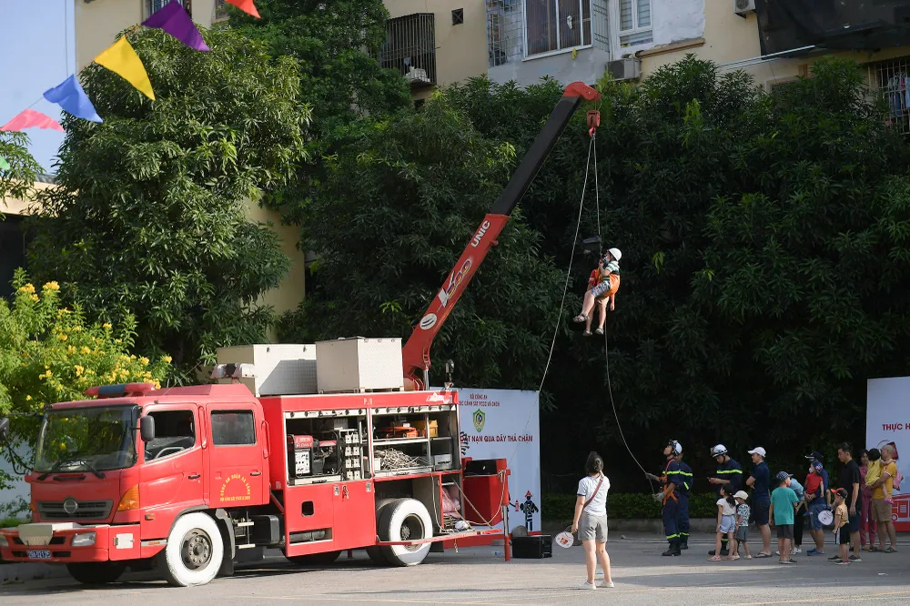 Các em nhỏ được trải nghiệm kỹ năng thoát nạn khi xảy ra hỏa hoạn. Ảnh PT DSC_7416.JPG