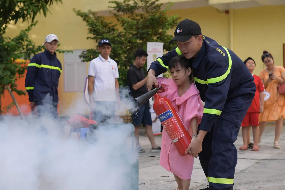Nhiều em nhỏ thích thú khi tham gia chương trình. Ảnh PT z4764588302040_7c5092559538a035b82640dd167d3889.jpg