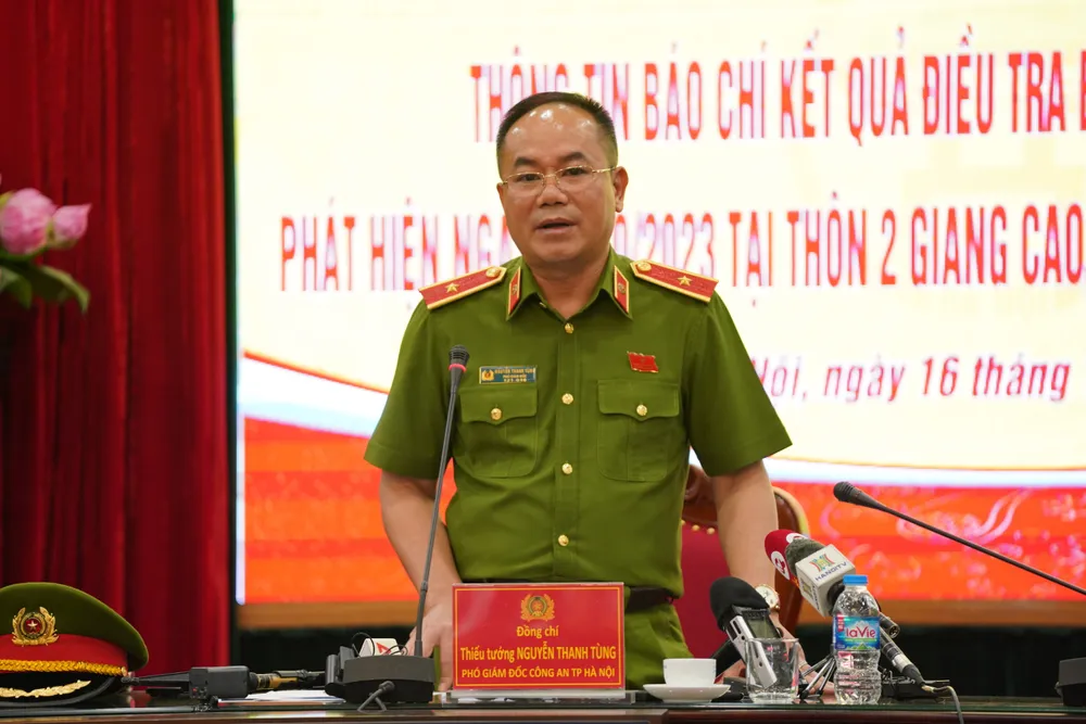 Thiếu tướng Nguyễn Thanh Tùng, Phó giám đốc Công an Hà Nội tại buổi thông tin báo chí. Ảnh PHI HÙNG Trong vụ án giết người phân xác ở Hà Nội, nạn nhân và nghi phạm có mối quan hệ thân thiết