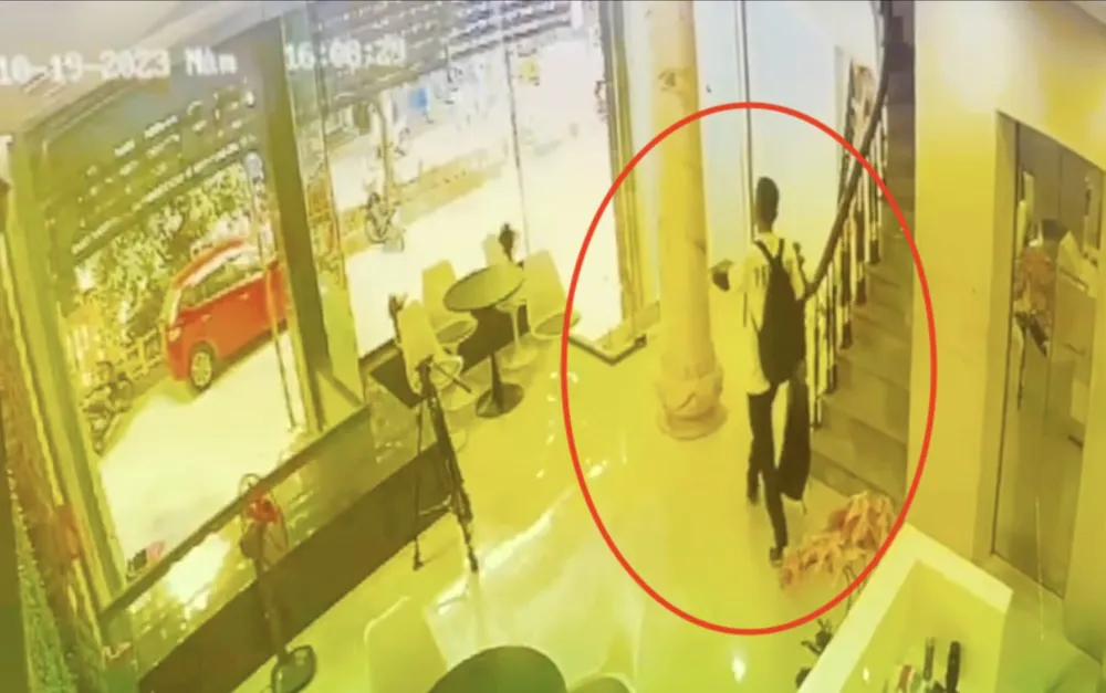 Nam thanh niên trộm tài sản ở khu đô thị Văn Khê, quận Hà Đông. Ảnh cắt từ clip. Screenshot 2023-10-20 171737.jpg