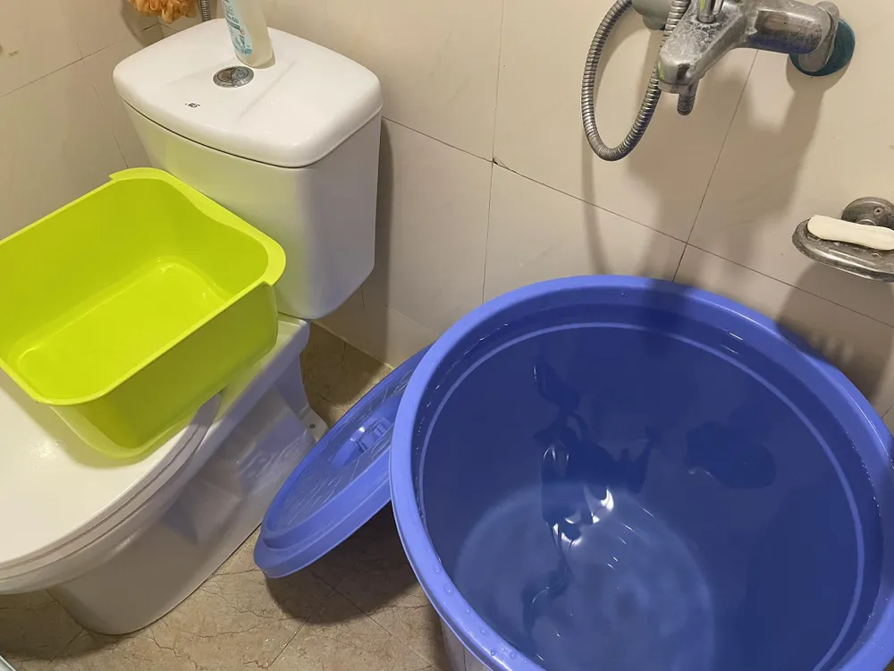 Người dân sử dụng xô chậu để tích trữ nước sinh hoạt. Ảnh người dân cung cấp 387329454_881176169611376_7287656548635735502_n.jpg