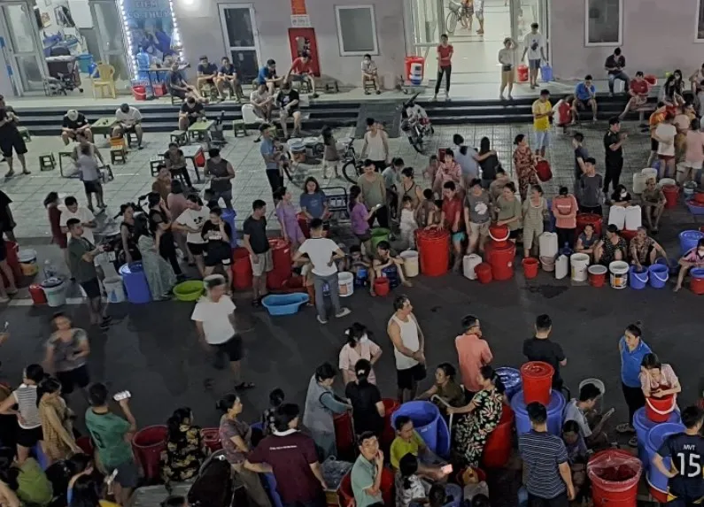 Hình ảnh người dân chen chúc xếp hàng lấy nước vài hôm trước. Ảnh Nguyễn Định Screenshot 2023-10-21 195457.jpg