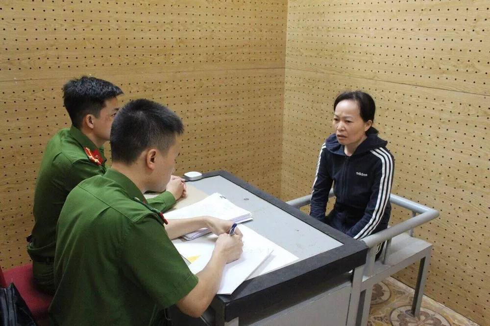 Hà Thị Thi tại cơ quan công an. Ảnh CA Lời khai bất ngờ của nhân viên bếp bỏ thuốc trừ sâu vào thức ăn của học sinh
