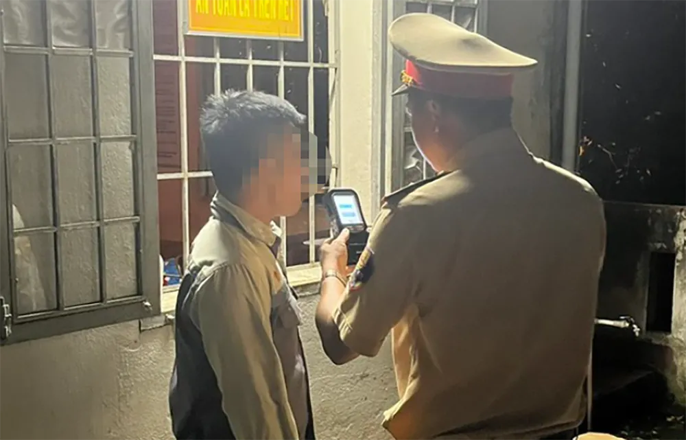 Một trong số trường hợp bị lực lượng CSGT tiến hành kiểm tra nồng độ cồn. Ảnh CA Screenshot 2023-10-29 161309.png