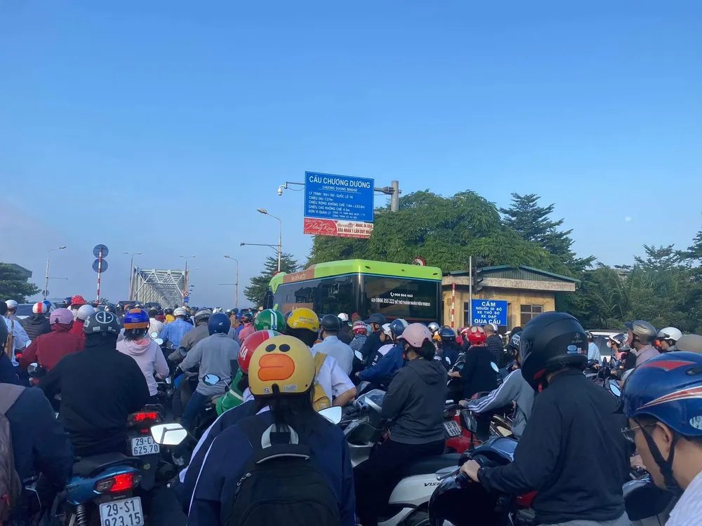 Lối lên cầu Chương Dương ùn tắc kéo dài. Ảnh CTV 396507521_740177584561994_6524045340011090183_n.jpeg
