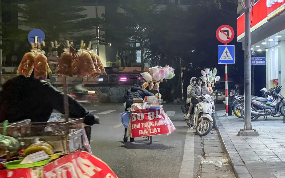 nguoi-lao-dong-trong-dem-dong (3).jpg