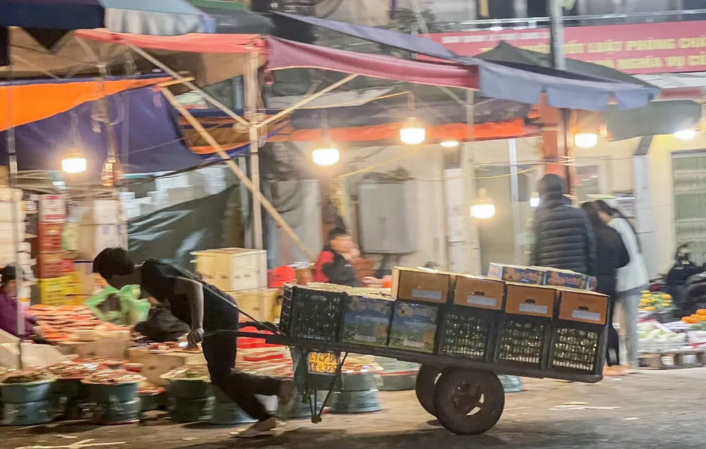 nguoi-lao-dong-trong-dem-dong (5).jpg