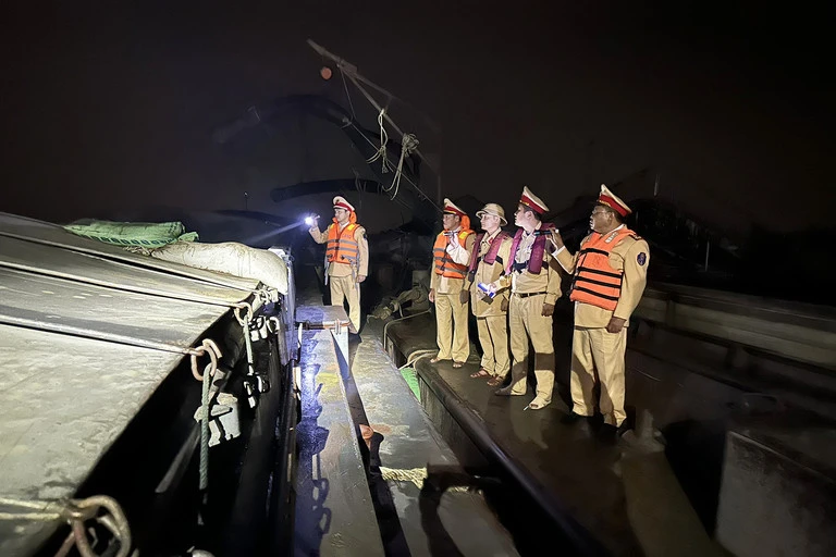 Cảnh sát đường thủy mật phục bắt giữ 2 tàu 'cát tặc' trên sông Hồng