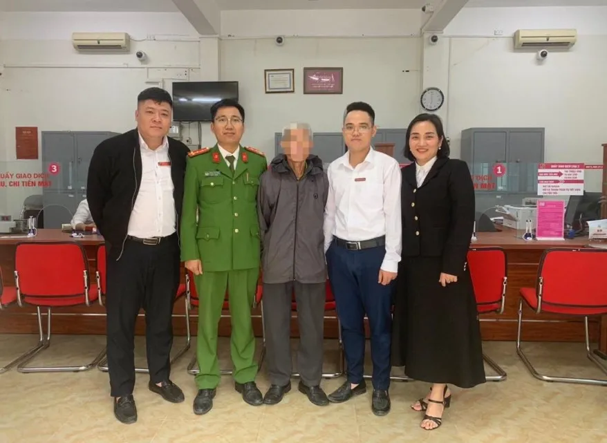 Công an khuyến cáo người dân không chuyển tiền và cung cấp thông tin cá nhân cho người lạ qua điện thoại. Ảnh: CA gia-danh-cong-an.jpg