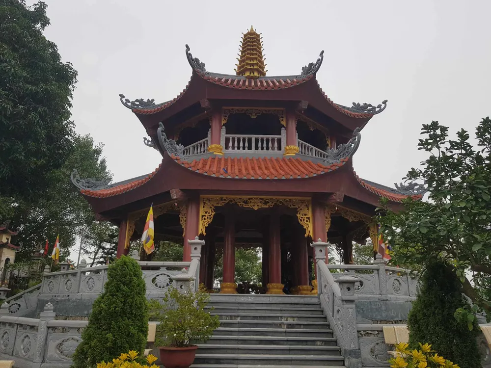 Tháp chuông chùa nơi xảy ra vụ án mạng khiến 2 nữ sinh tử vong. Ảnh PHI HÙNG vu-an-mang-khien-2-nư-sinh-tu-vong (3).jpg