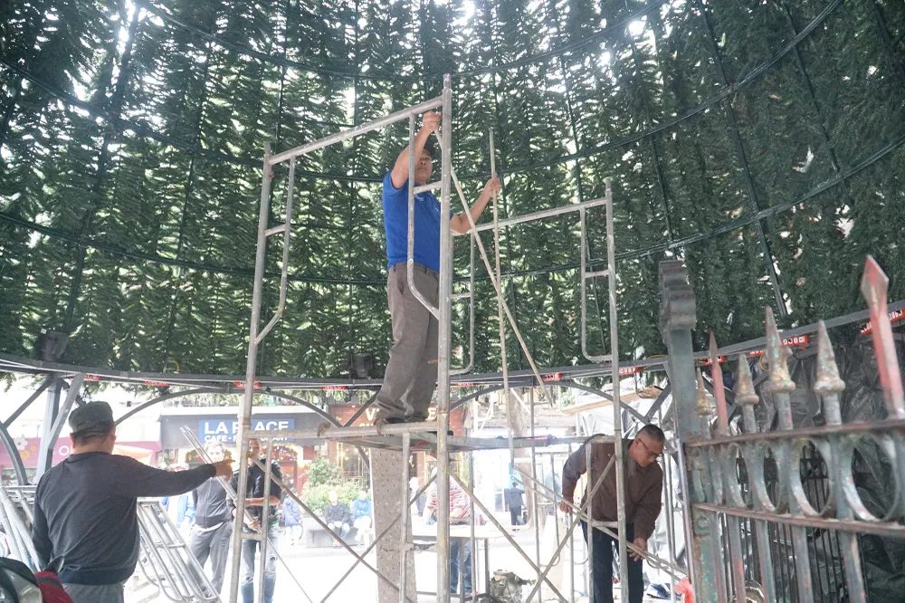 Cận cảnh những cây thông noel 'khổng lồ' ở Hà Nội phục vụ dịp Giáng sinh 2023