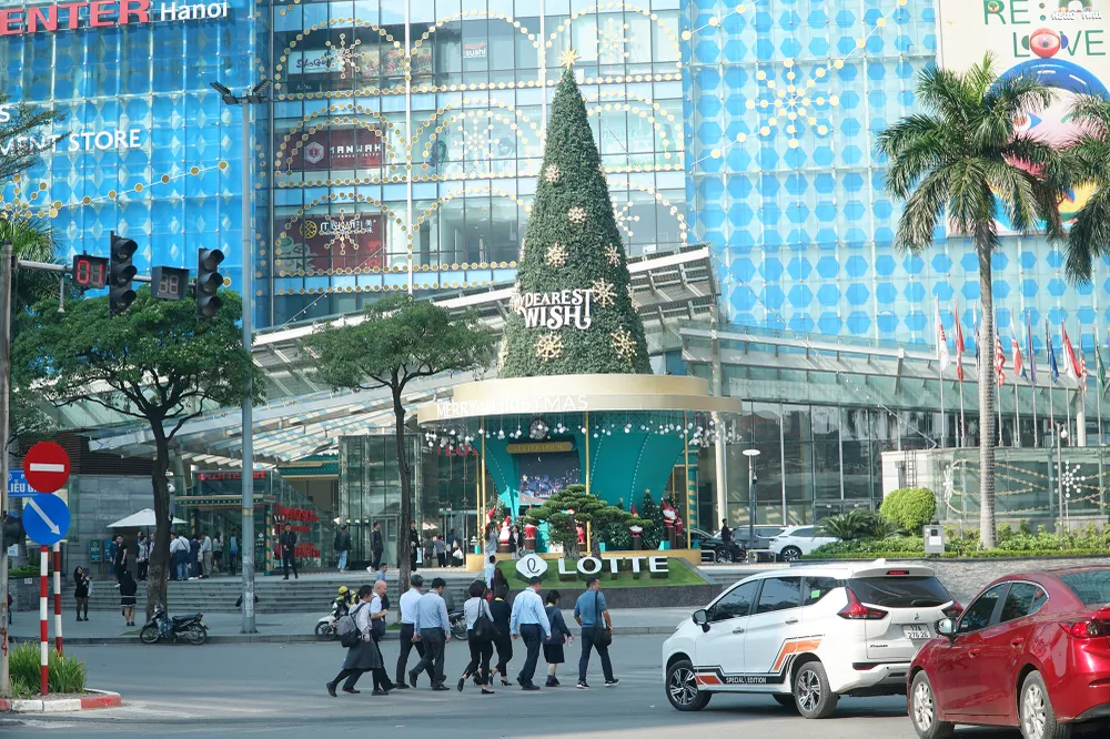 Cận cảnh những cây thông noel 'khổng lồ' ở Hà Nội phục vụ dịp Giáng sinh 2023