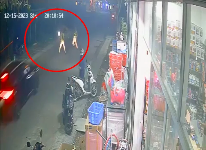 2 CSGT bị ô tô tông thẳng vào người khi đang kiểm tra nồng độ cồn