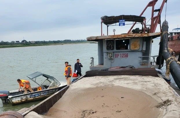 Cục CSGT bắt quả tang vụ khai thác cát trái phép trên sông Hồng