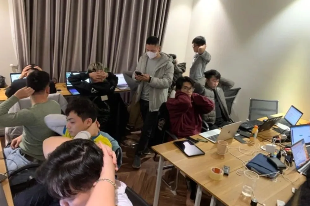 Công an bắt quả tang nhiều người đang thực hiện hành vi lừa đảo trên mạng. Ảnh CA tuyển cộng tác viên bán vé máy bay, lừa đảo 20 tỉ đồng